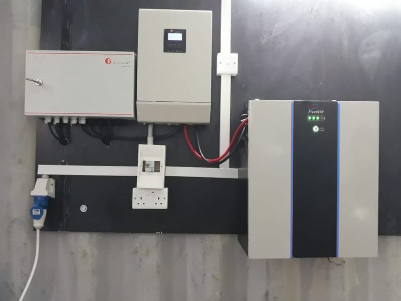 2 Battery UPS system Innovatus ES