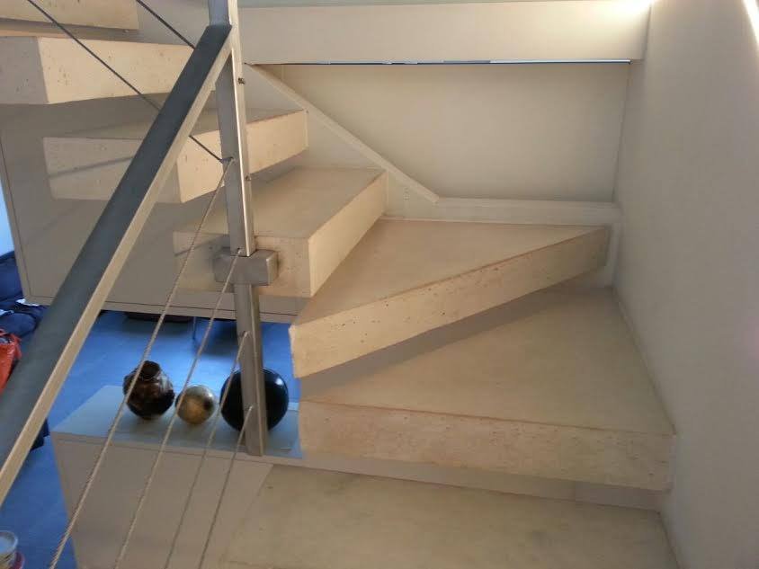 מדרגות צפות בתוך בית