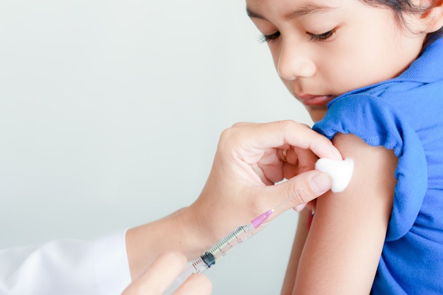 Ξεκινούν δοκιμές των εμβολίων covid-19 και σε παιδιά-εφήβους