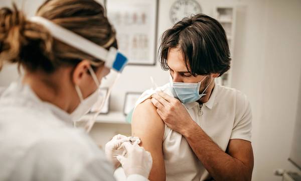 Aνοίγει την Πέμπτη η πλατφόρμα με τρία διαθέσιμα εμβόλια για τους 25 - 29 ετών