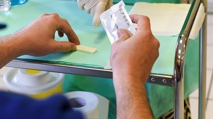 Ξεκίνησε η διάθεση self test για τους μαθητές από τα φαρμακεία