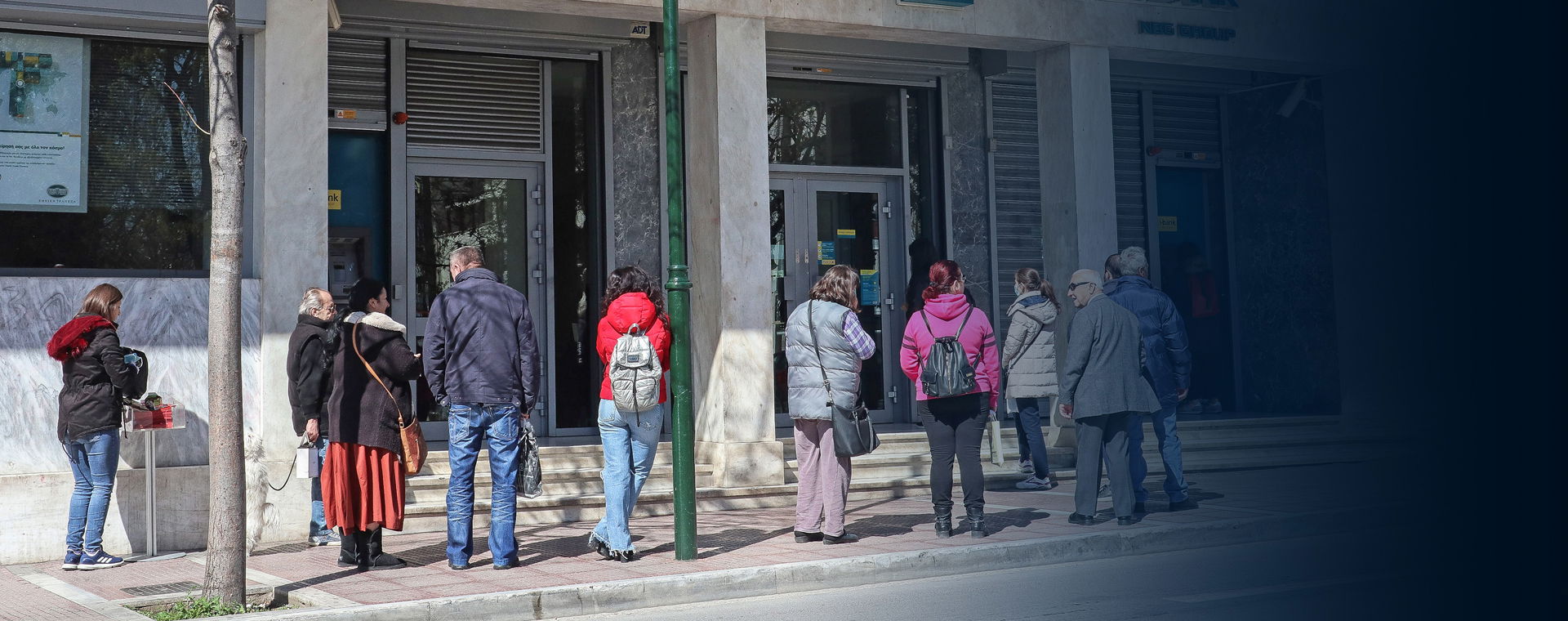 Δημόσιες υπηρεσίες και τράπεζες: Πώς θα γίνεται η είσοδος από σήμερα