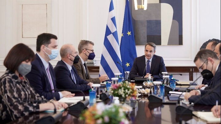 Υποχρεωτικός ο εμβολιασμός για τους άνω των 60 - Διοικητικό πρόστιμο 100 ευρώ υπέρ των δομών υγείας