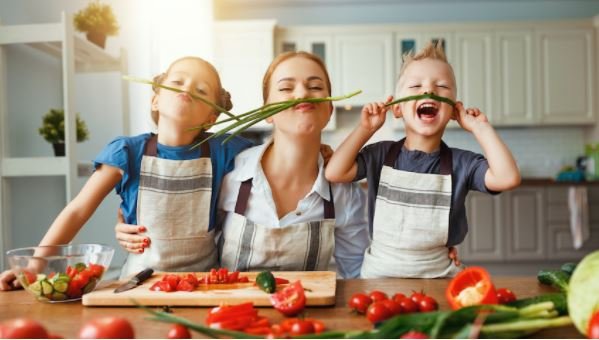 Οι καλές συνήθειες ξεκινούν νωρίς: 7 λόγοι για να εμπλακούν τα παιδιά σας στην κουζίνα
