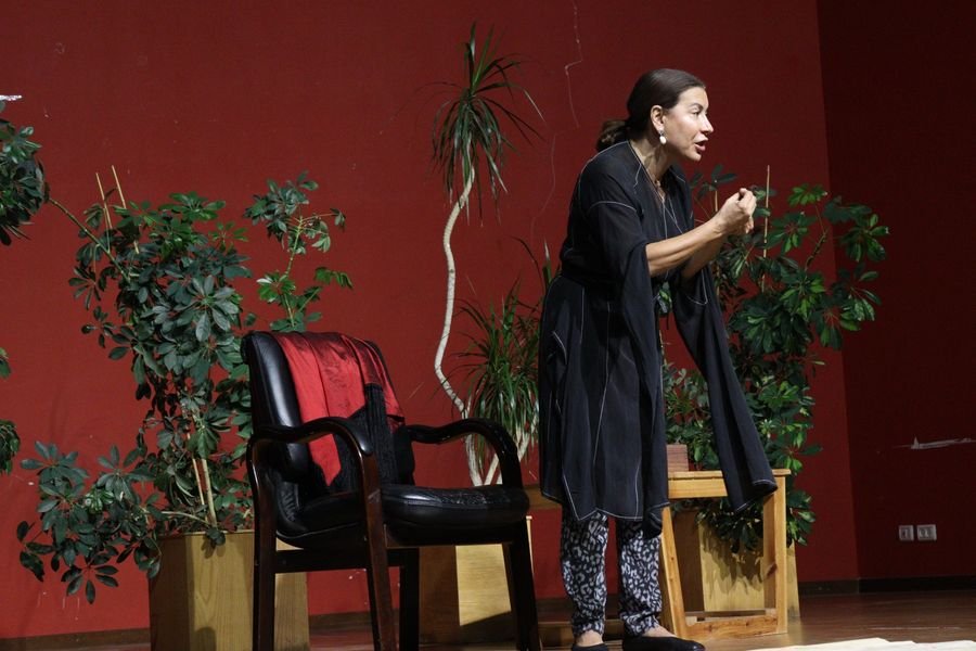 تنظيم عرض لمسرحية "شجرة التين" للفنانة رائدة طه