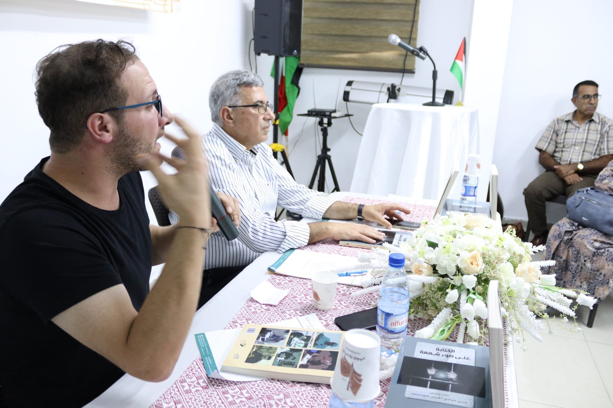 إطلاق كتاب "الكتابة على ضوء شمعة" لمجموعة أسرى فلسطينيين