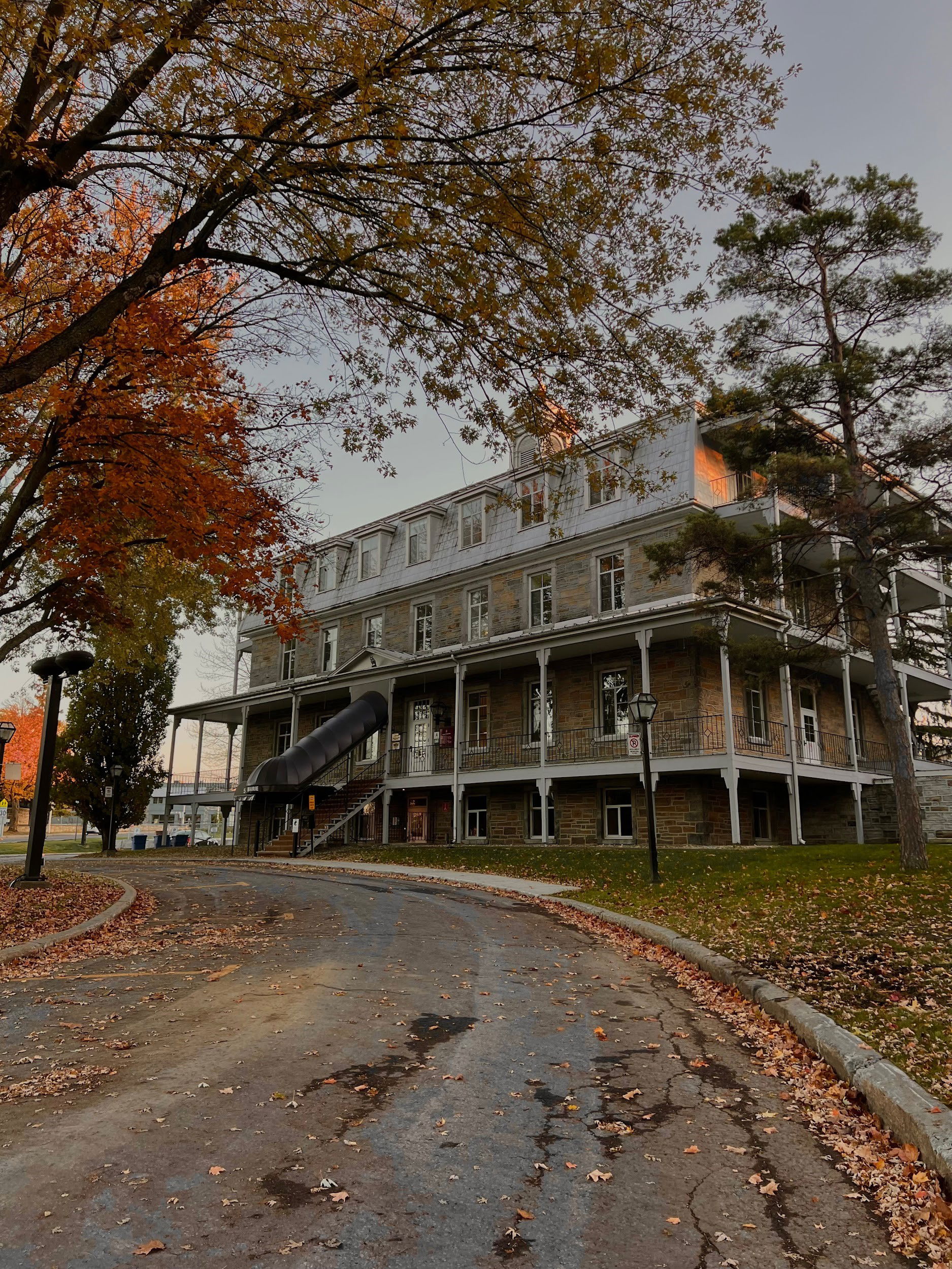 La mairie sous un coucher de soleil d’automne par Jade Richer