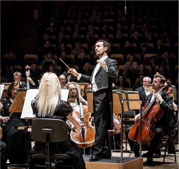 Luiz de Godoy - Maestro mogiano rege orquestras pela Europa há dez anos