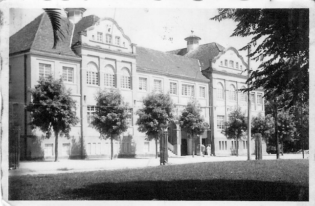 O prédio foi construído pelo fundador da colônia, Doutor Blumenau, em 1875 e projetado pelo arquiteto Heinrich Krohberger, projetista principal da colônia, que, entre outras importantes obras, desenhou a Igreja Evangélica Centro. Hoje funciona ali a hoje fundação cultural.