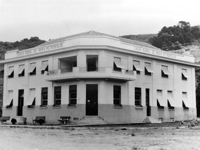A sede própria da Caixa Rural de Nova Petrópolis concluída, em 1953, em Linha Imperial