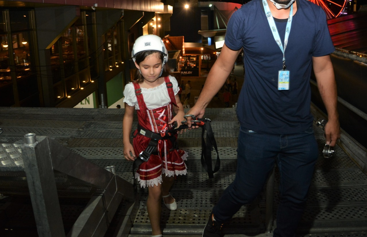 Brinquedos e tirolesa são opções de diversão para as crianças na Oktoberfest