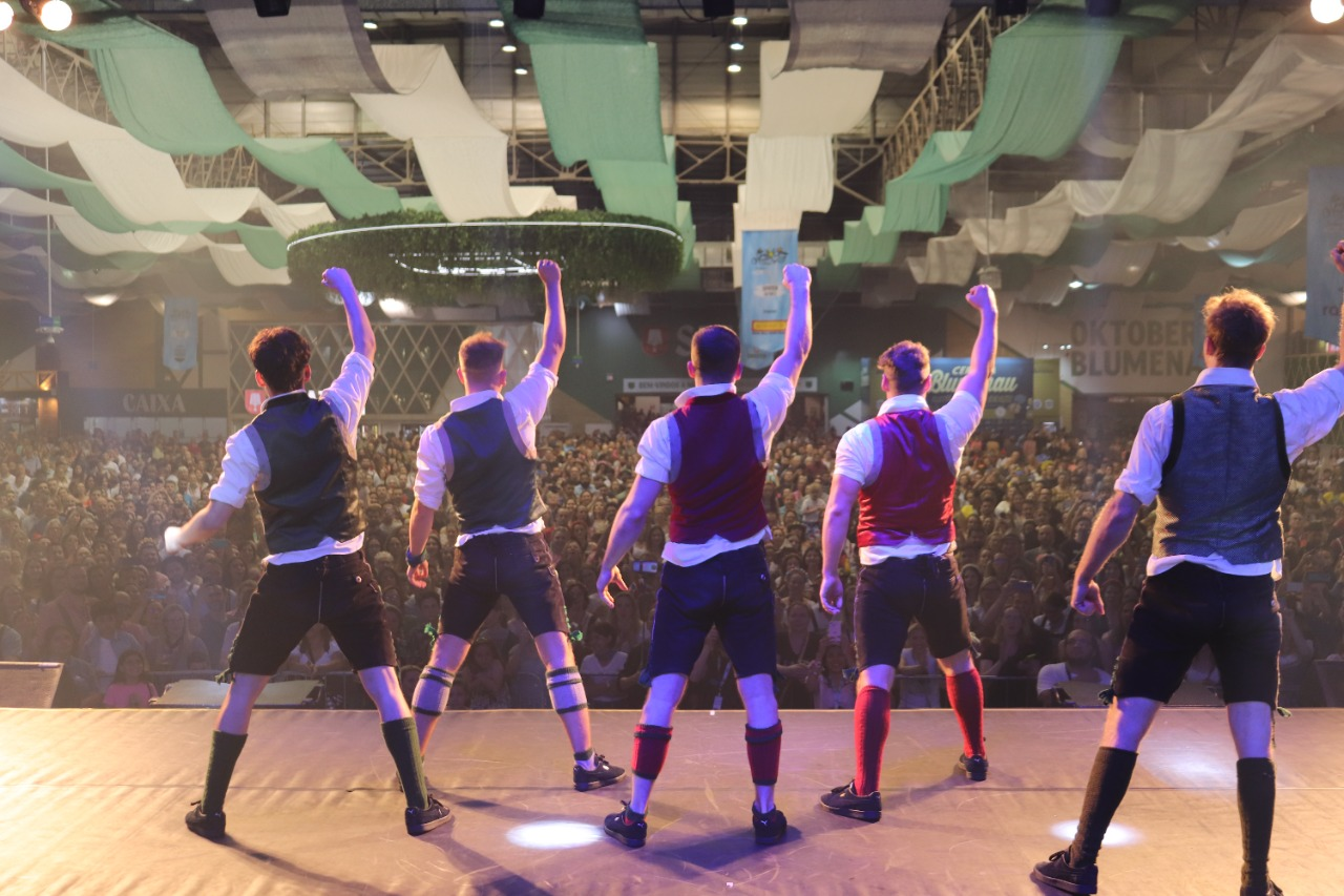 Oktoberfest Blumenau abre espaço para grupo de dança alemã que une elementos típicos com dança urbana