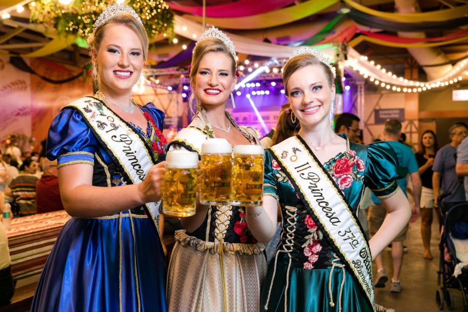 Oktoberfest Blumenau se despede com concurso da Realeza 2023 Rádio