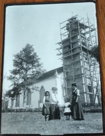 Construção da torre da igreja Paz, no bairro Teutônia.