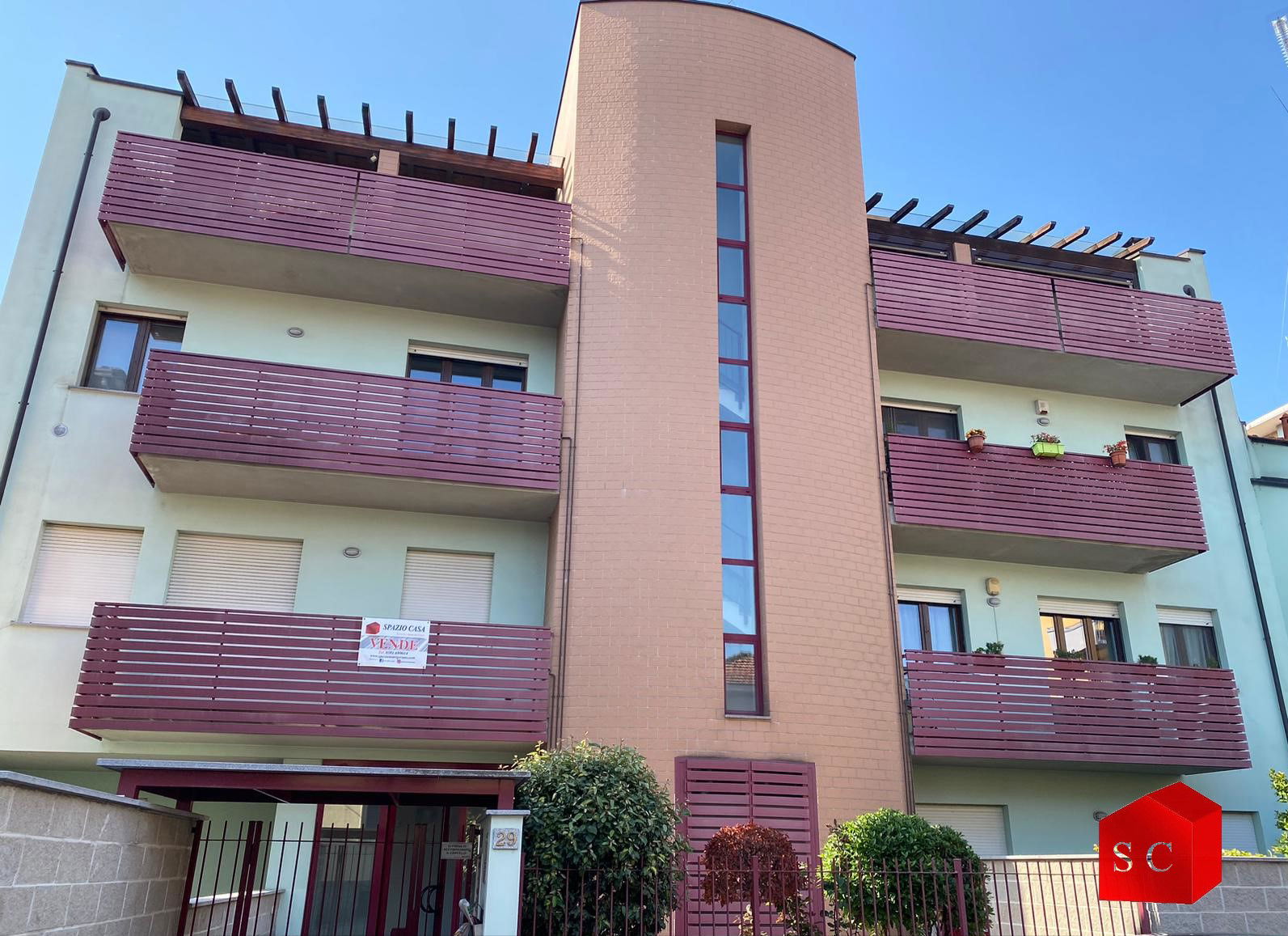 OTTIMO TRILOCALE ARREDATO CON BOX E POSTO AUTO € 139.000