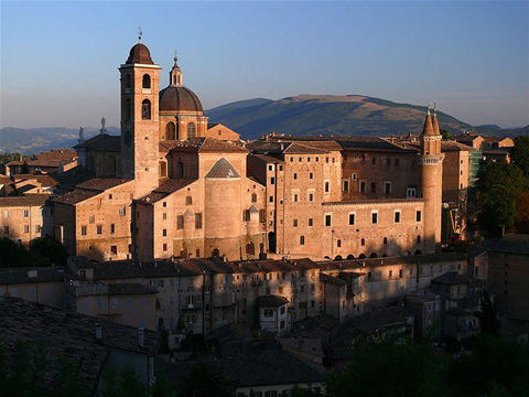 Urbino, la ville de « l’Humanisme paisible ».  La cité et ses génies.                                   Gérard Saccoccini