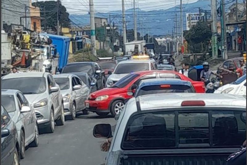 Condado Concepción 쇼핑몰에 차량 몰리며 교통체증 발생 과테말라 한과정보