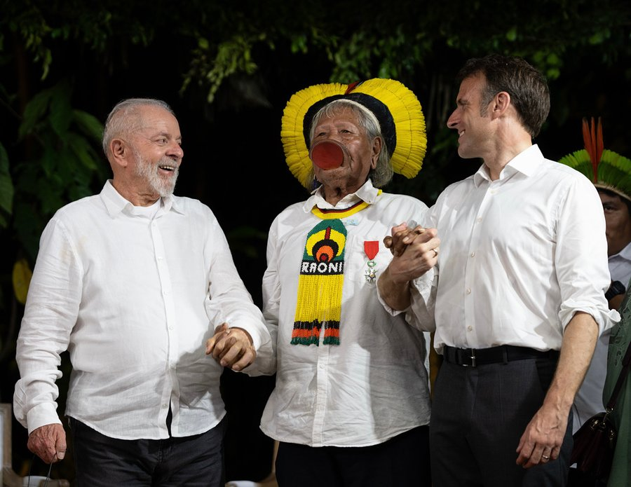 Une image forte et symbolique, le chef Raoni entre  Lula et Macron.