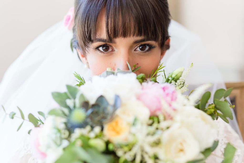 Coiffure mariage avec frange et maquillage glamour yeux marrons, MAC Cosmetics