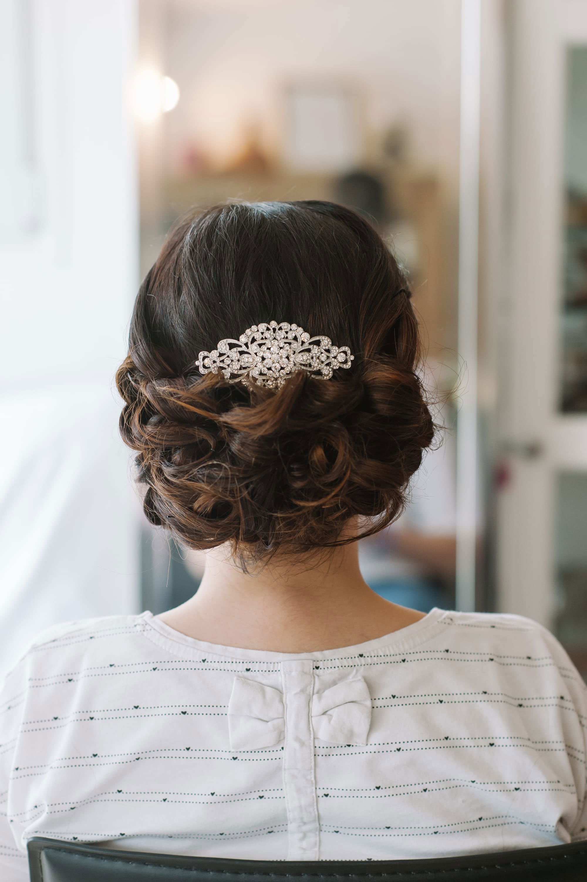 Chignon bas mariage princesse et bijoux pour cheveux