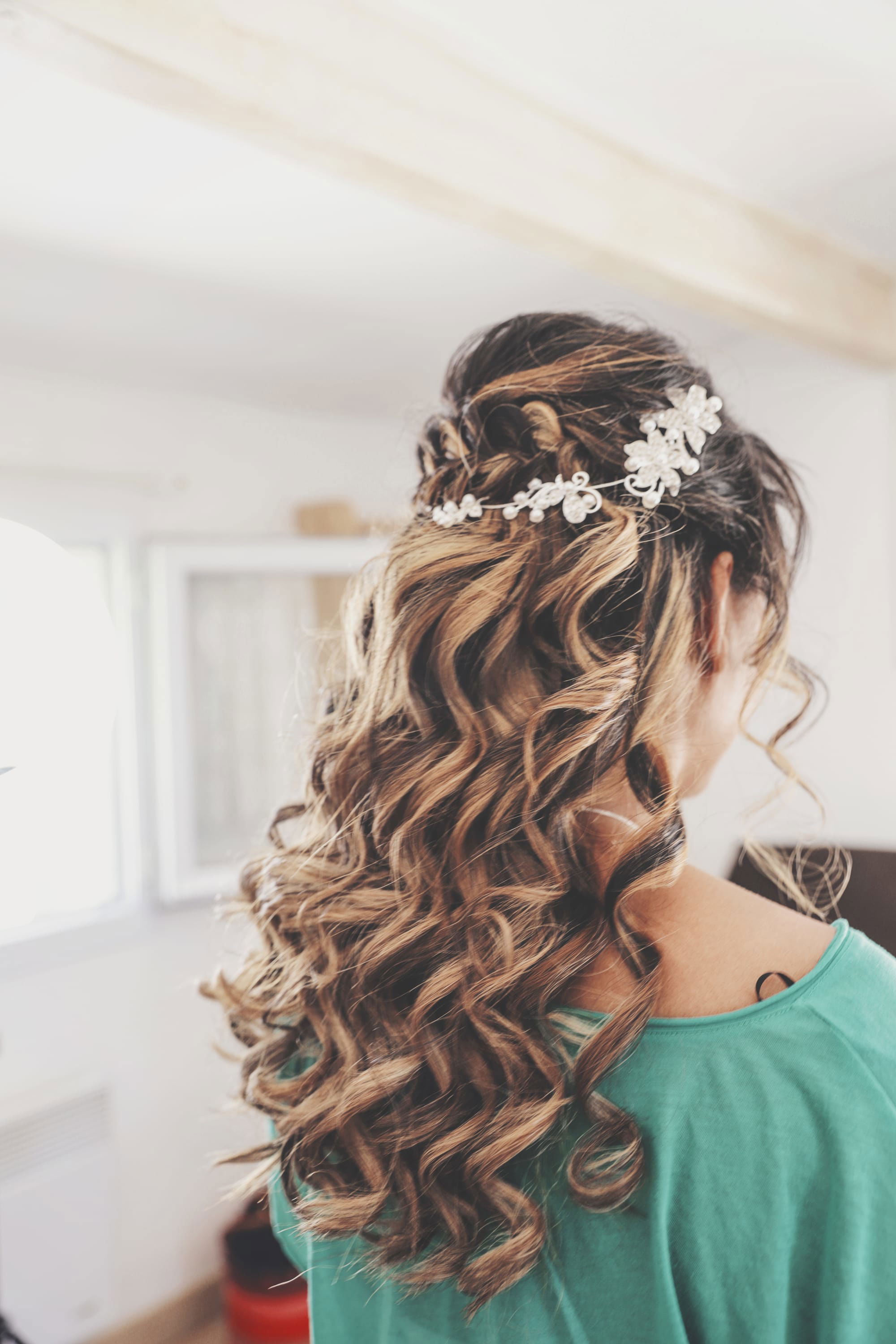 Coiffure mariage cheveux lâche et boucles naturelles avec couronne de fleurs