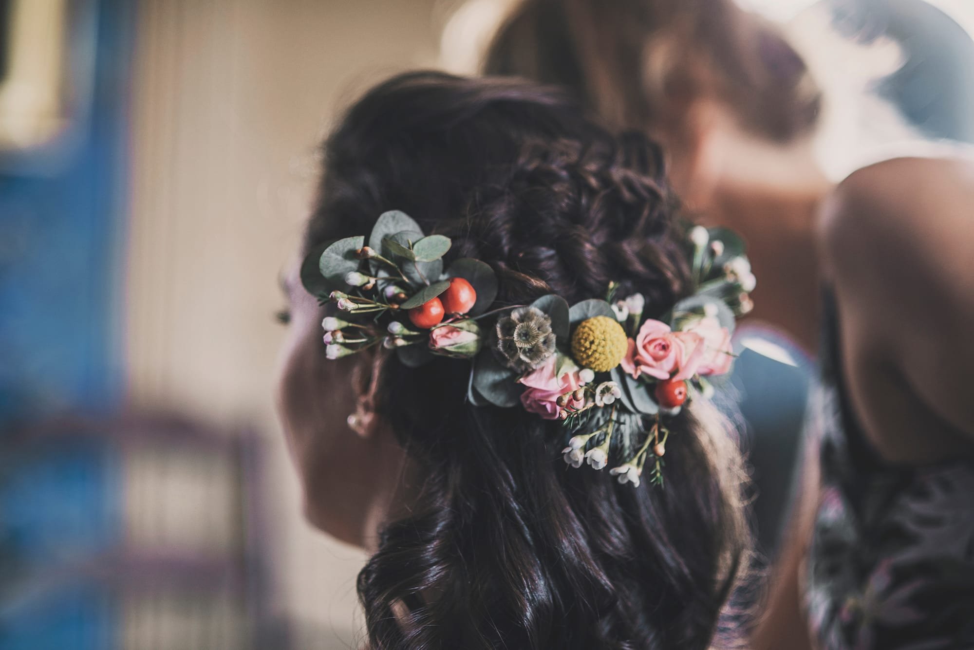 Coiffure mariage champêtre chic avec demi couronne de fleurs