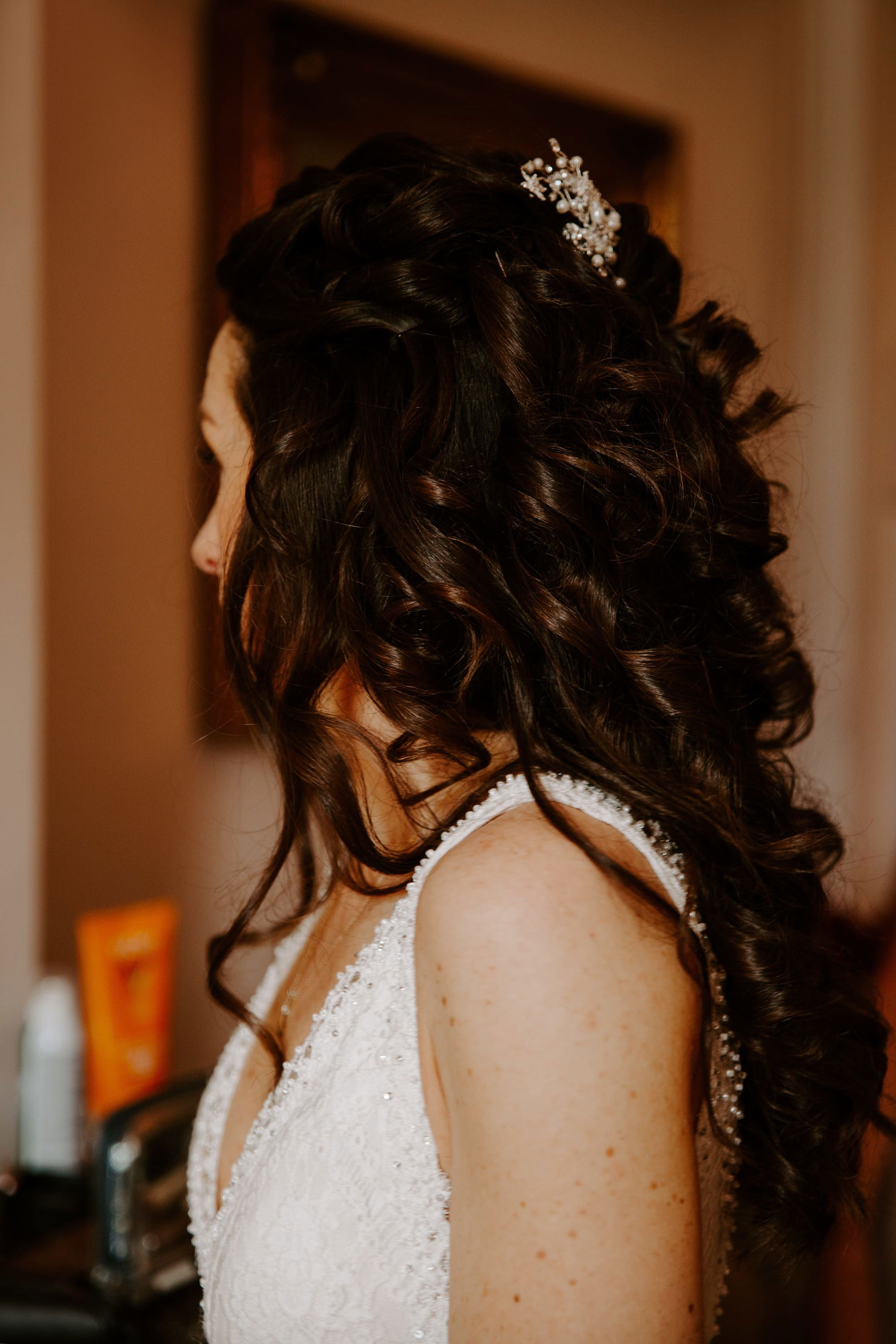 Coiffure mariage wavy lâché avec demi queue et  bijoux de tête