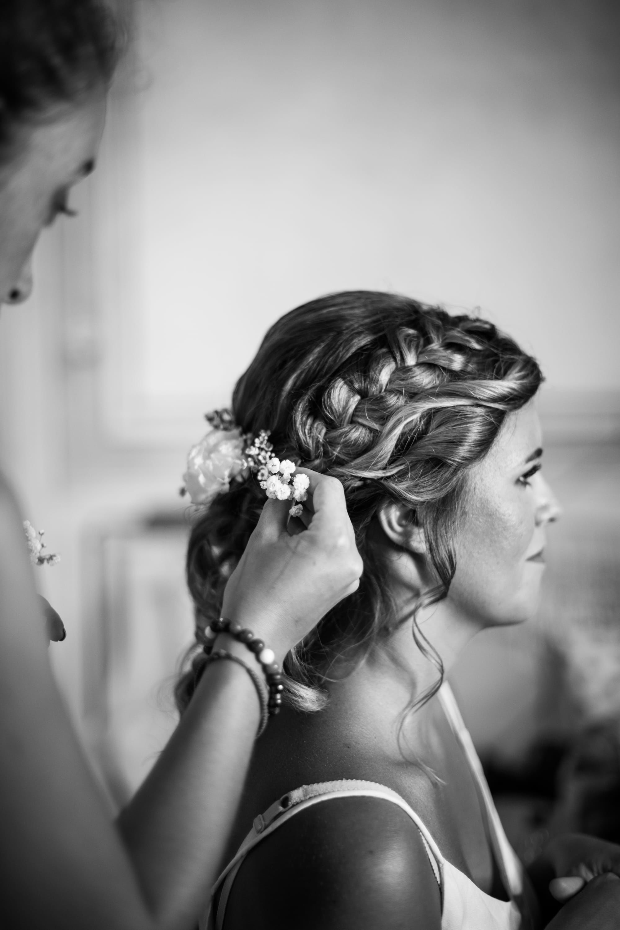 Coiffure mariage chignon bas lâché, tresse et fleurs