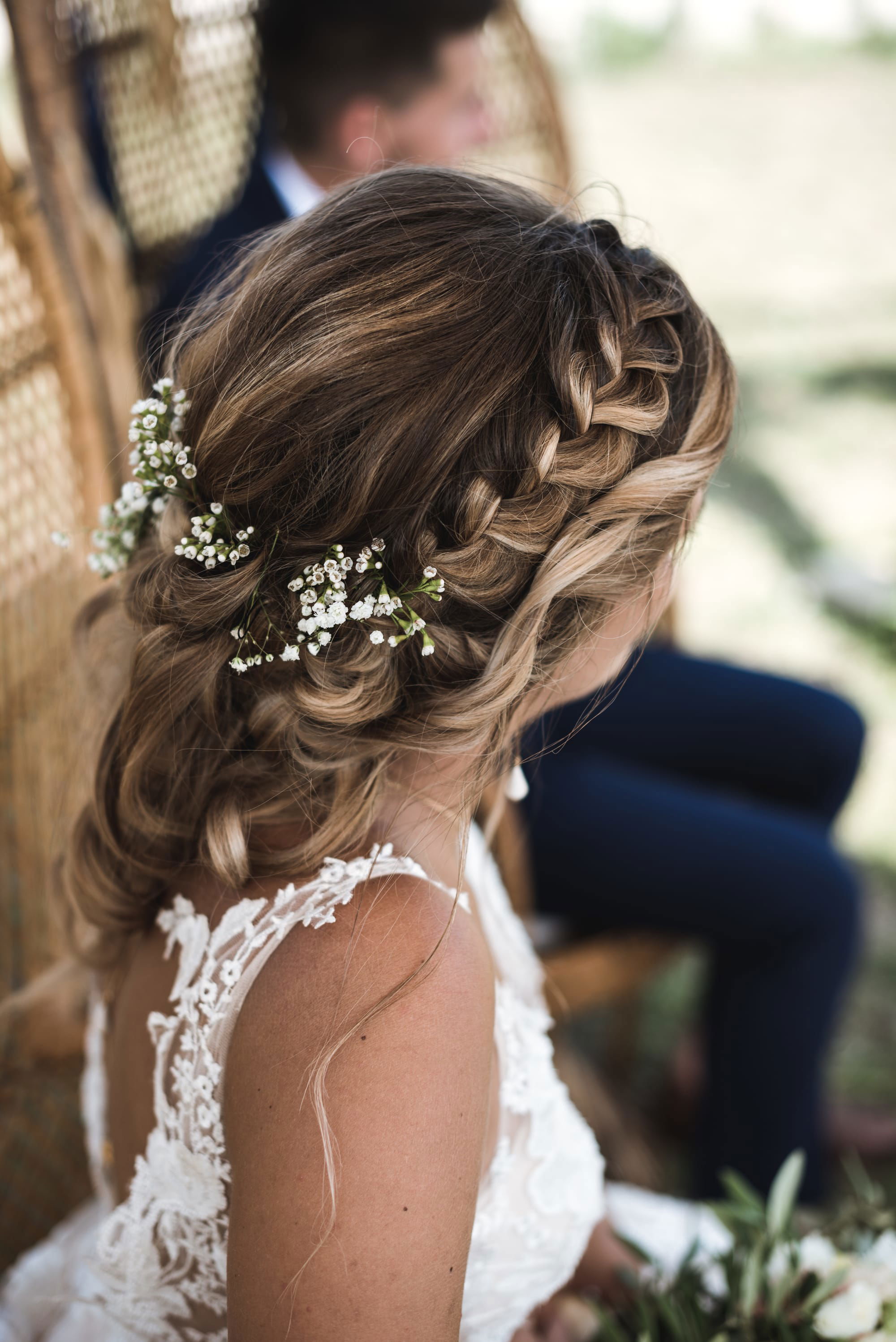 Coiffure mariage romantique et chic, tresse et gypsophile