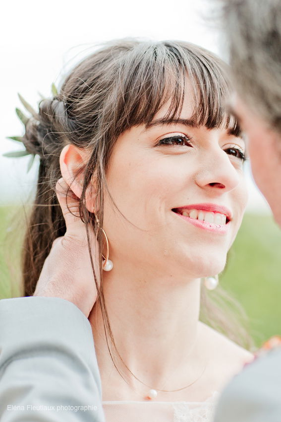 Maquillage et coiffure mariage romantique chic , liner et bouche coloré