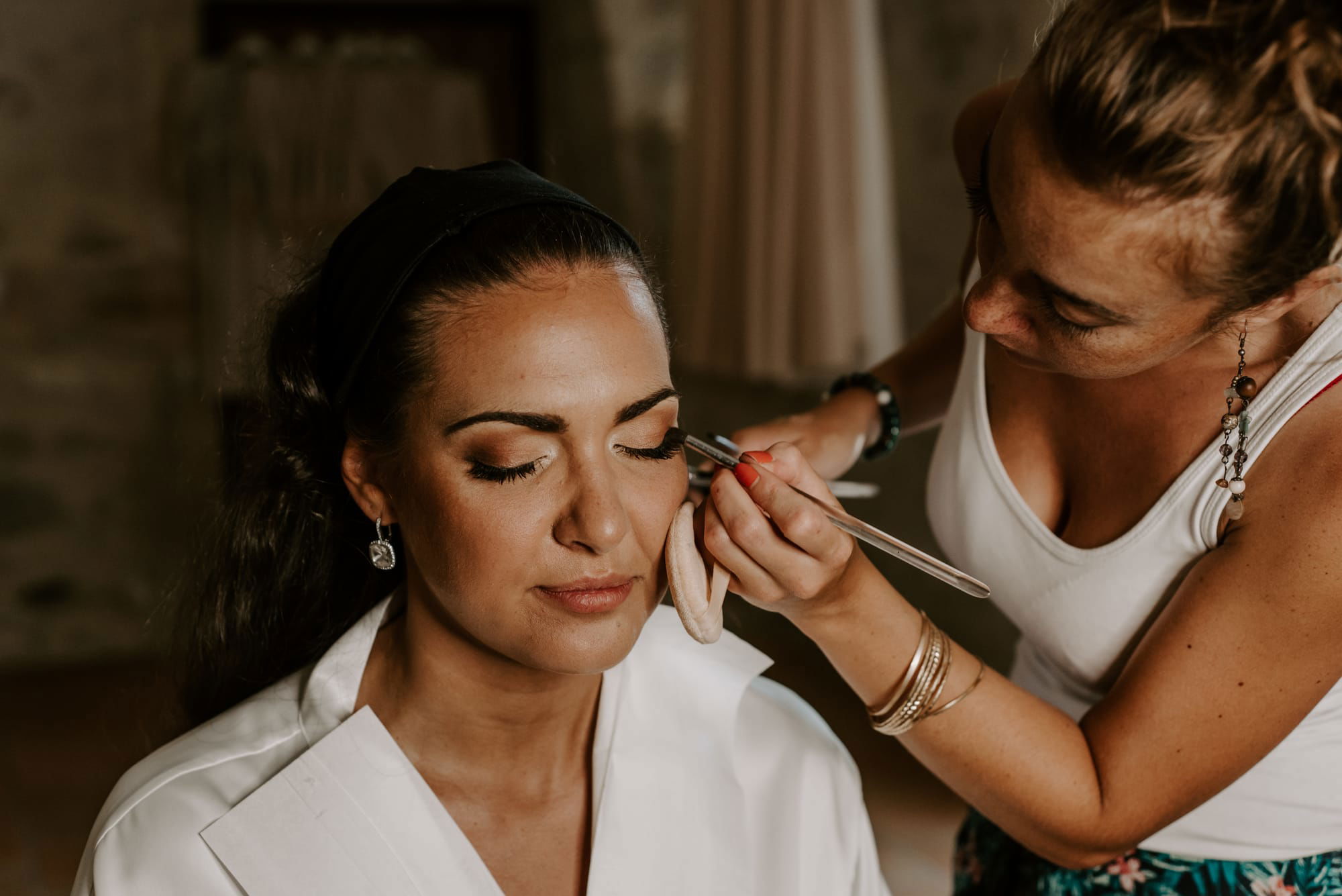 Maquillage mariage romantique chic, peau halée , teinte rose poudré