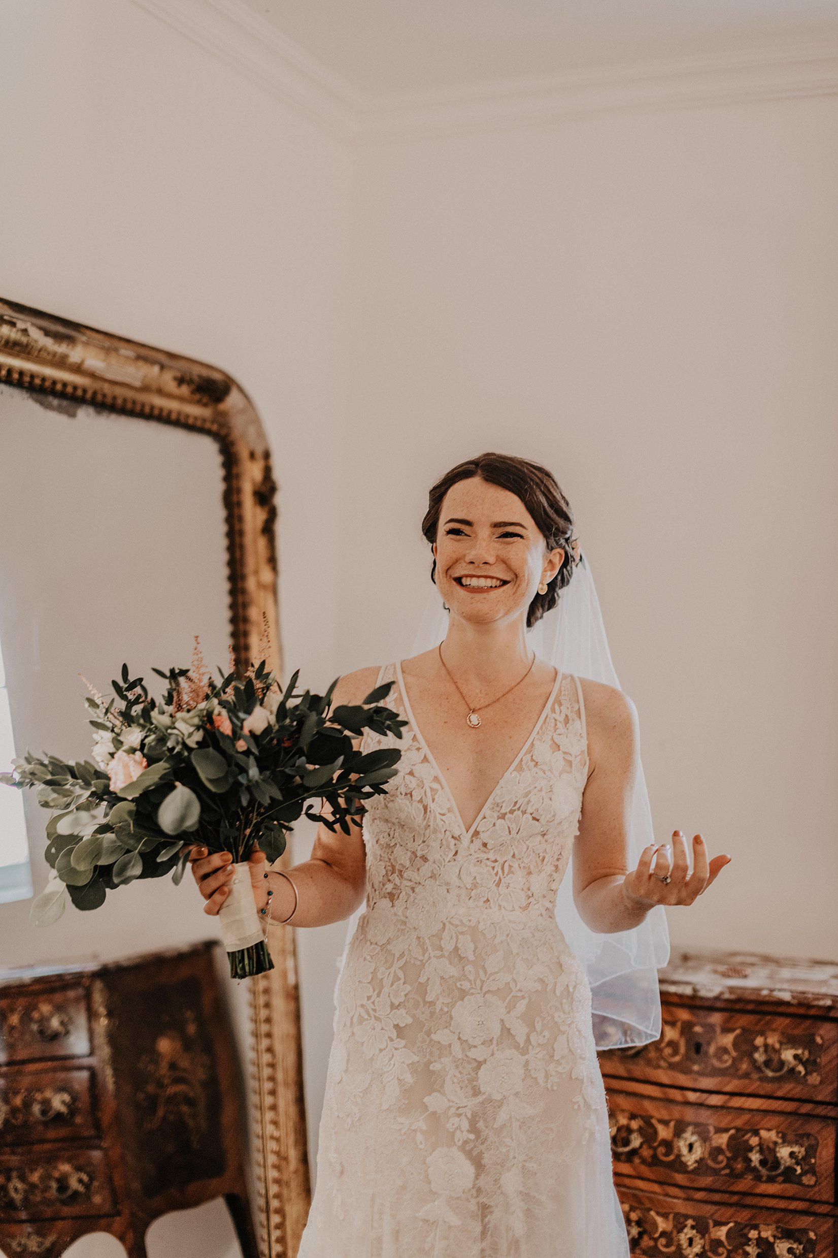 Mariée romantique avec sa robe de mariée et son bouquet de fleurs