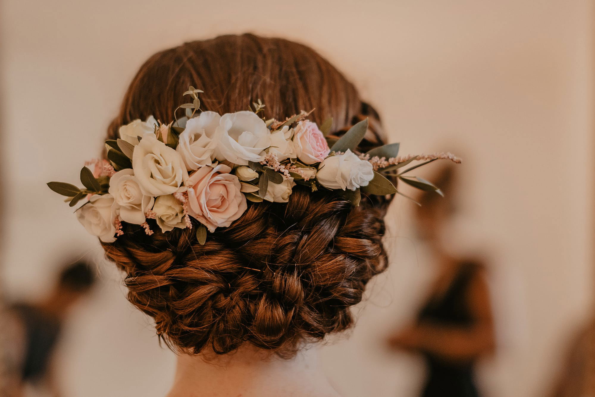Chignon bas de mariée avec demi couronne de fleurs fraiches, roses et blanches