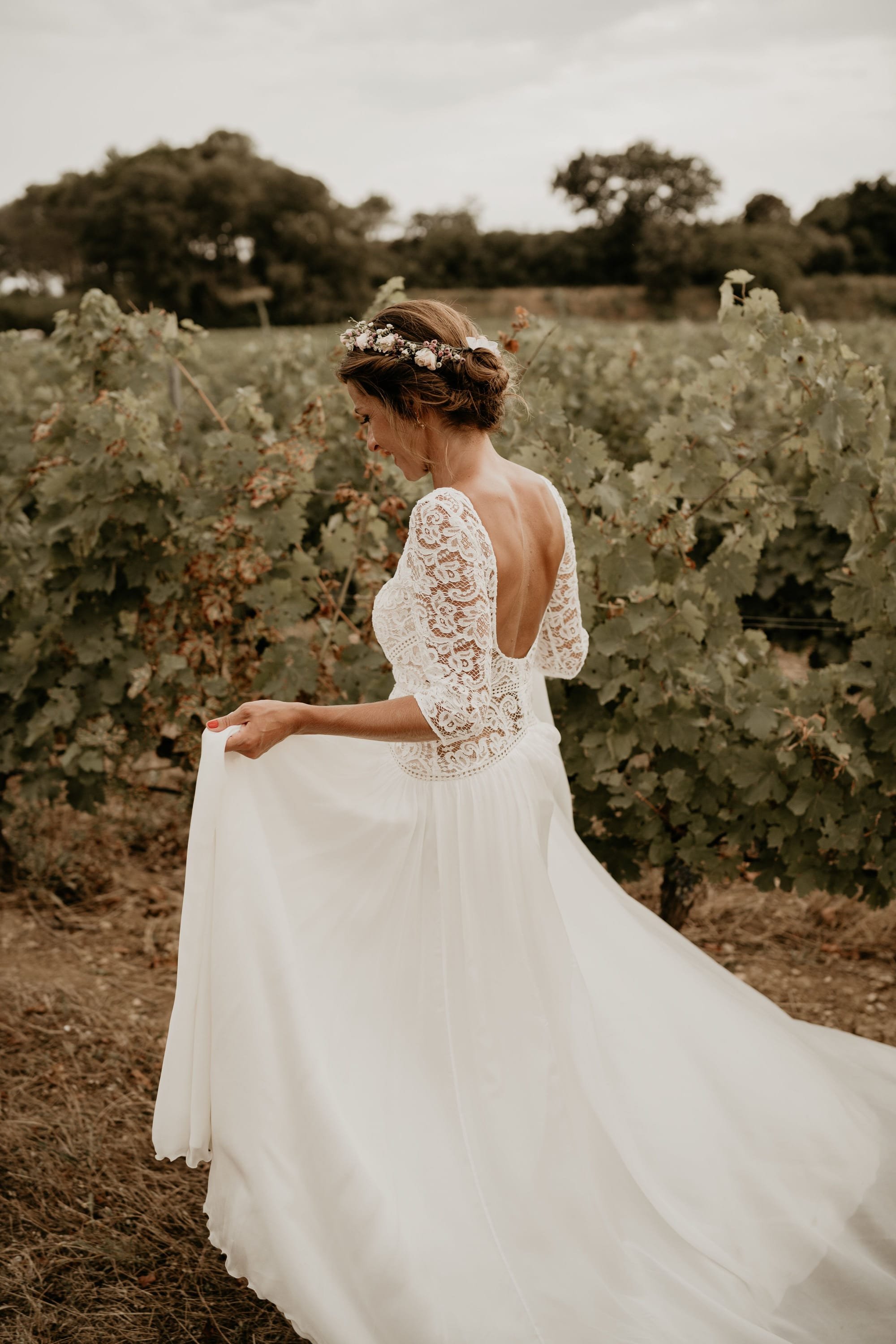 Mariée en séance photo avec robe de mariée et couronne de fleurs