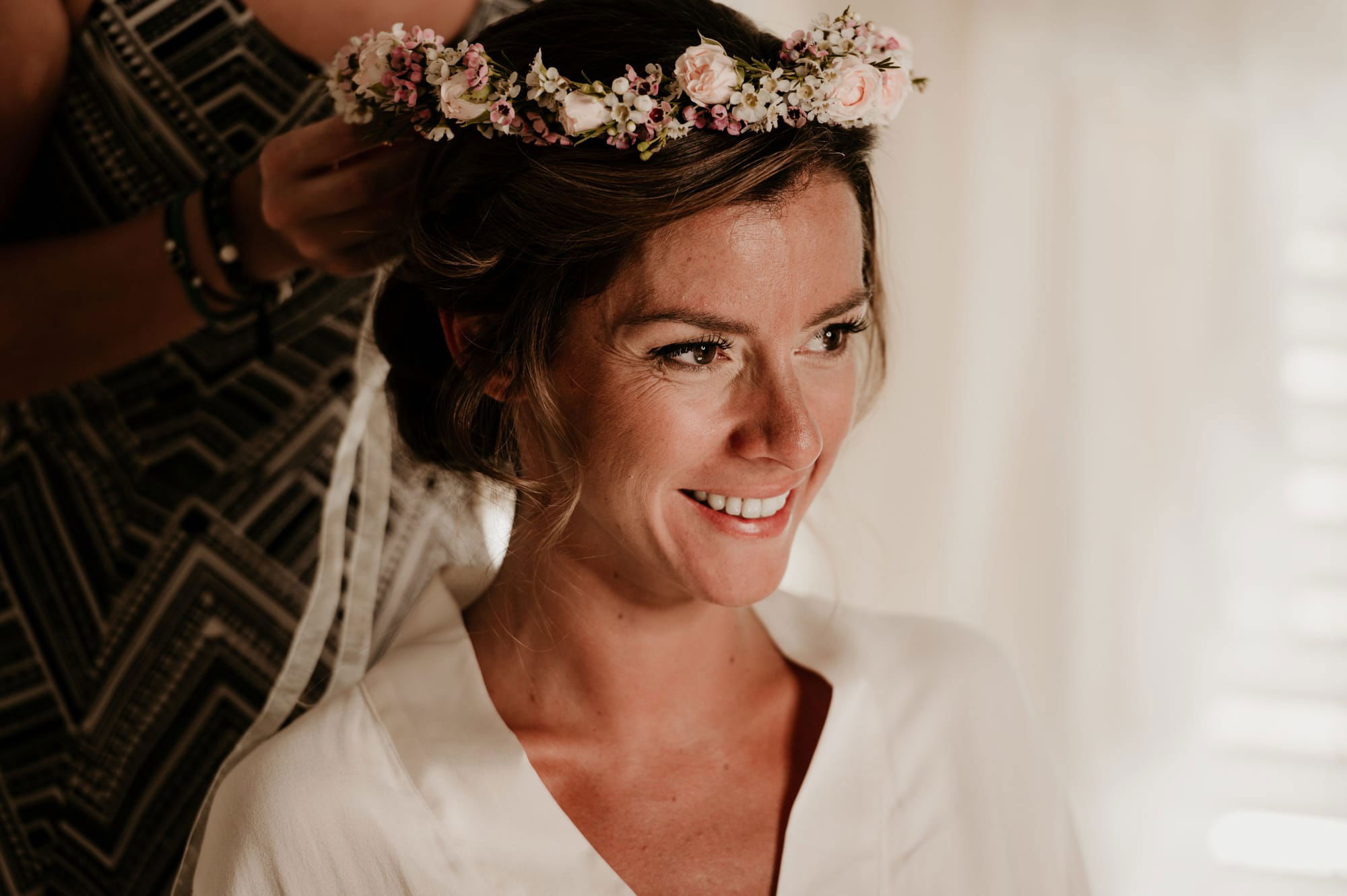 Mariée maquillé et coiffé par Anais Faure avec couronne de fleur