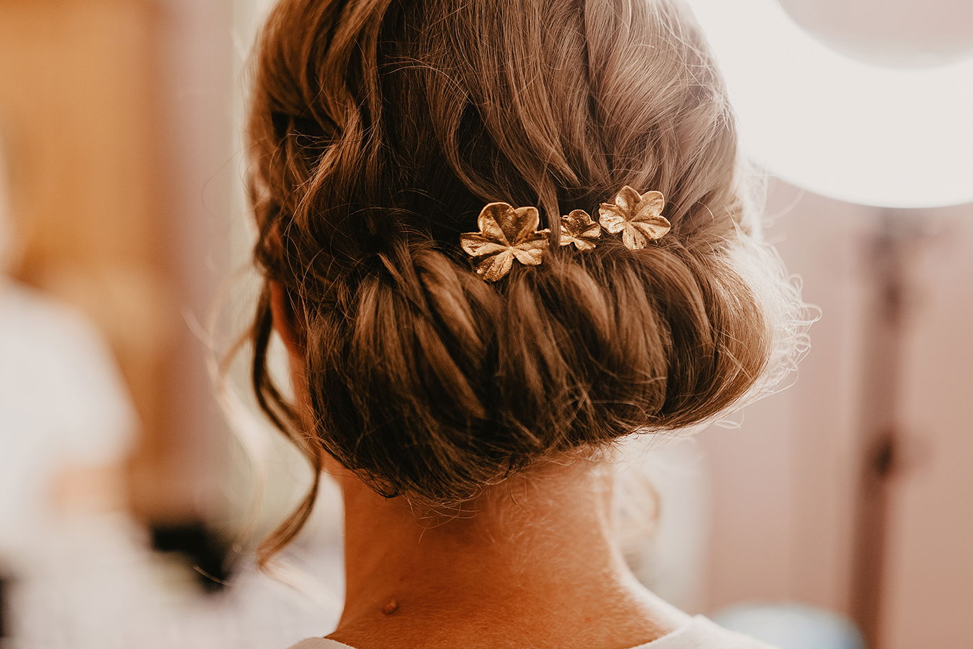 Chignon bas de mariée avec bijoux de cheveux