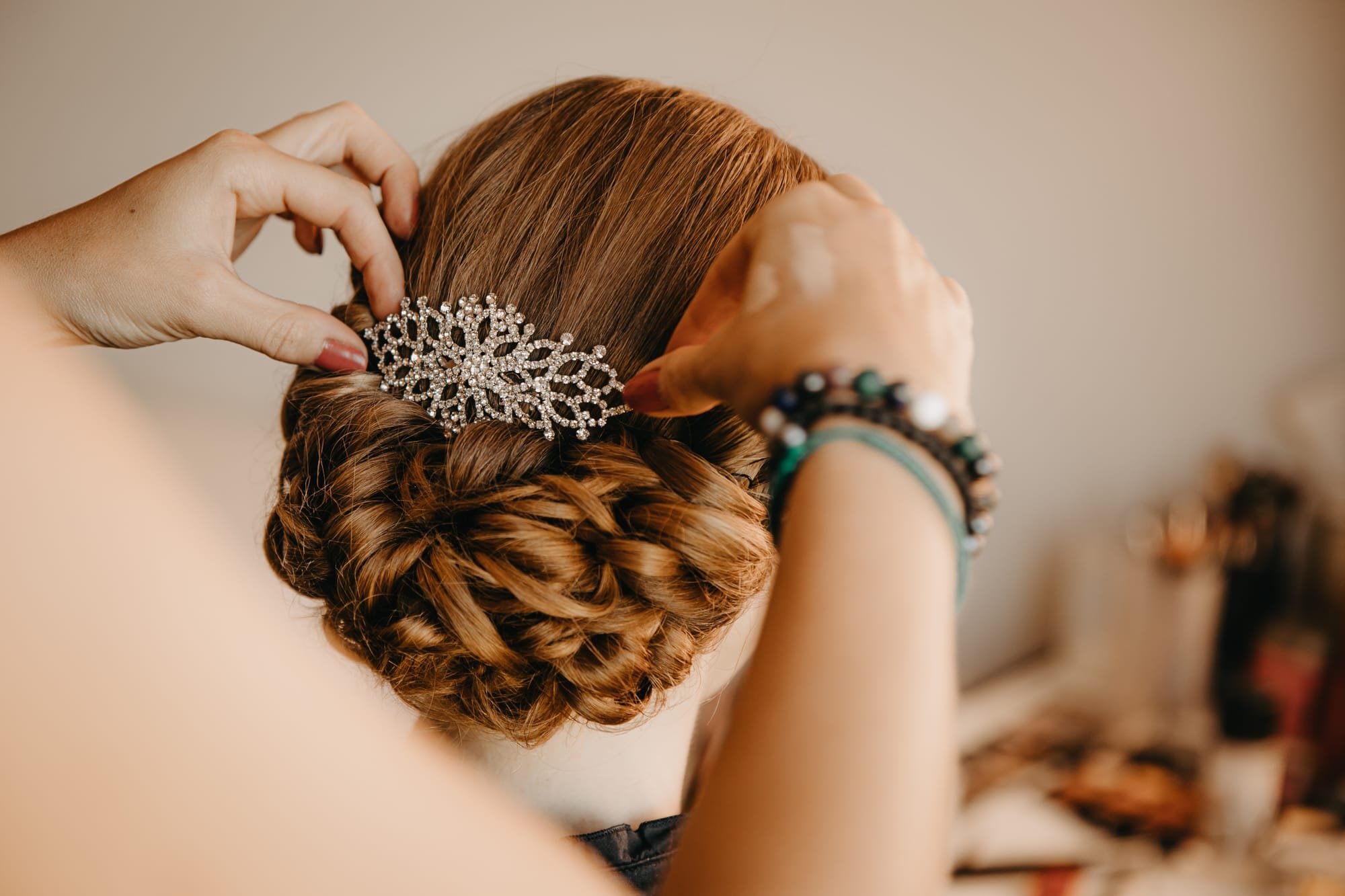 Chignon de mariée princesse et volumineux avec bijoux de cheveux en demi diadème
