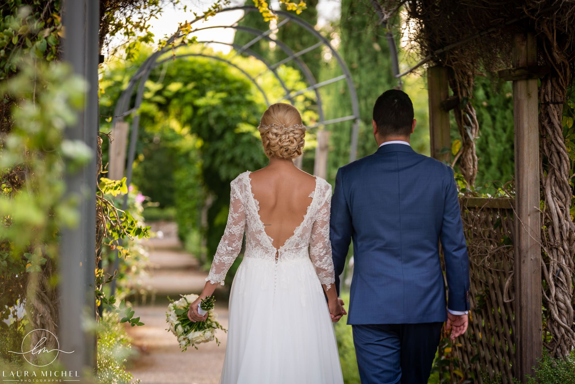 Mariée avec chignon bas. Style princesse et romantique