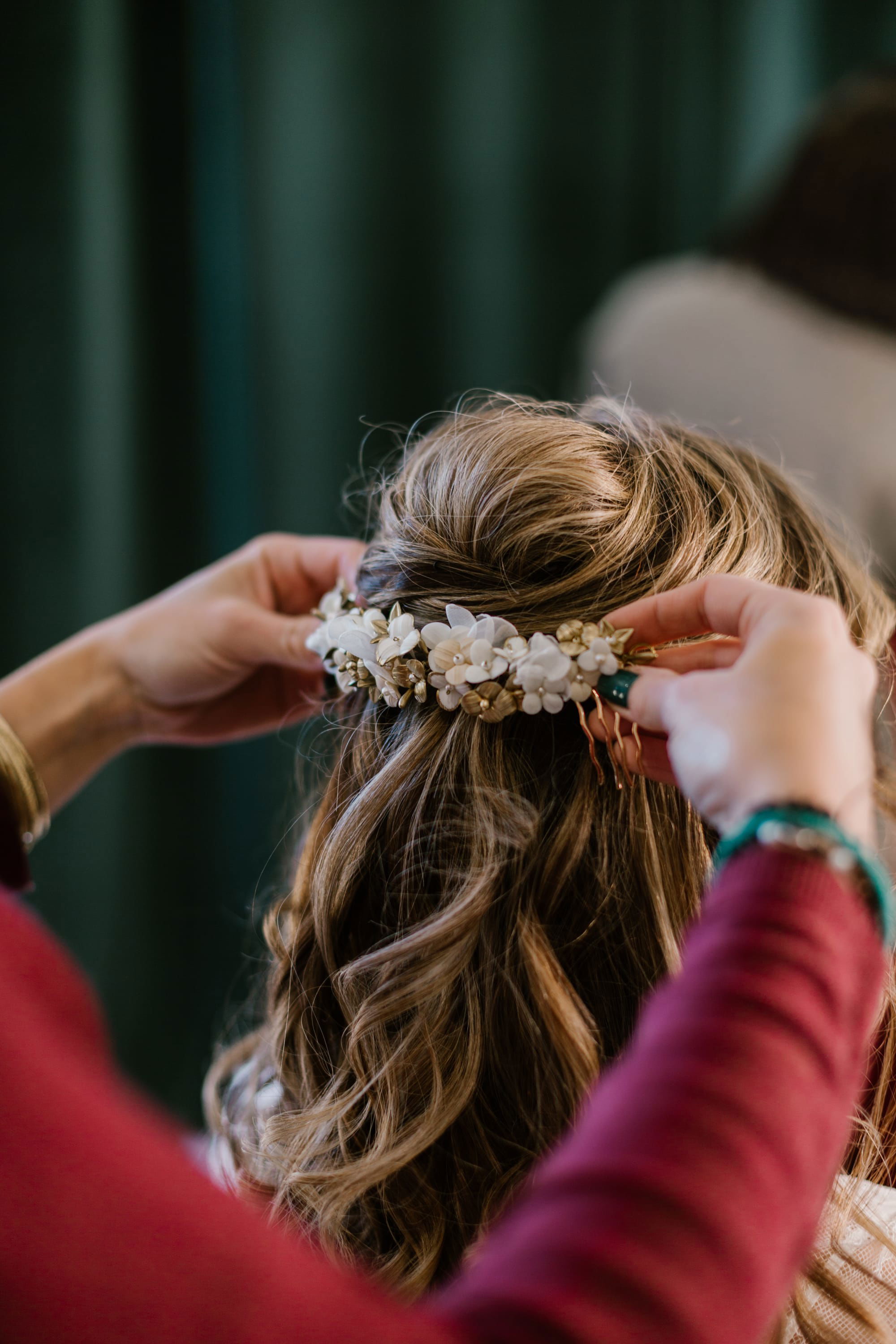 Wavy mariée avec bijoux de cheveux mariée en broche