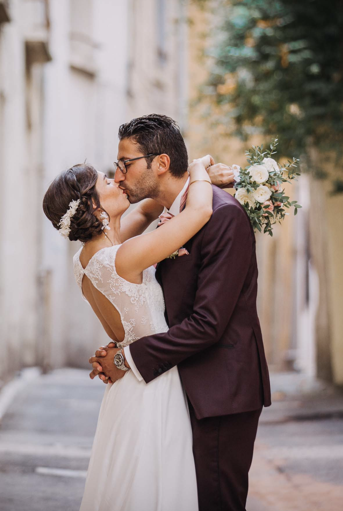 Chignon bas et tressé avec fleurs