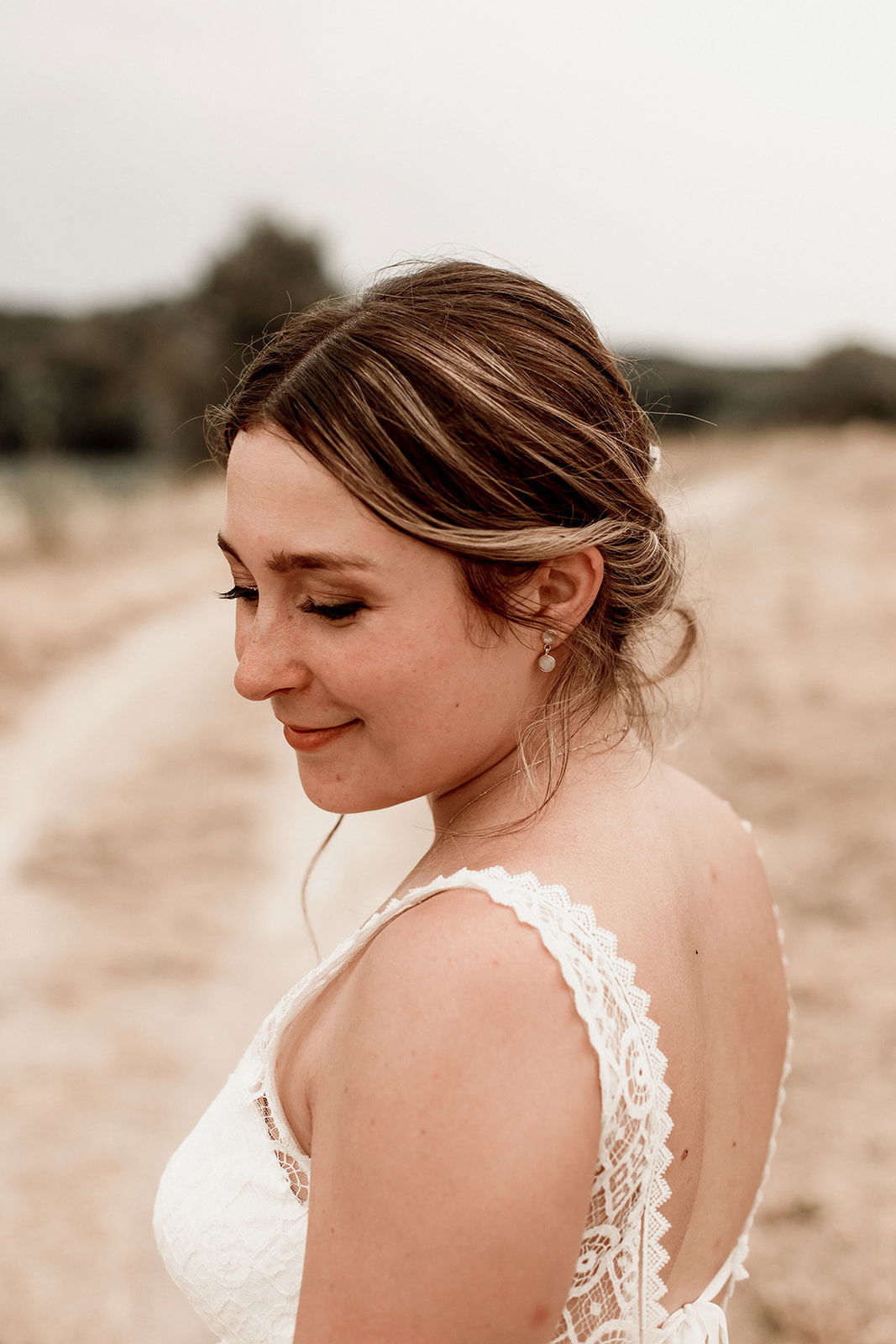 Maquillage et coiffure romantique et bohème