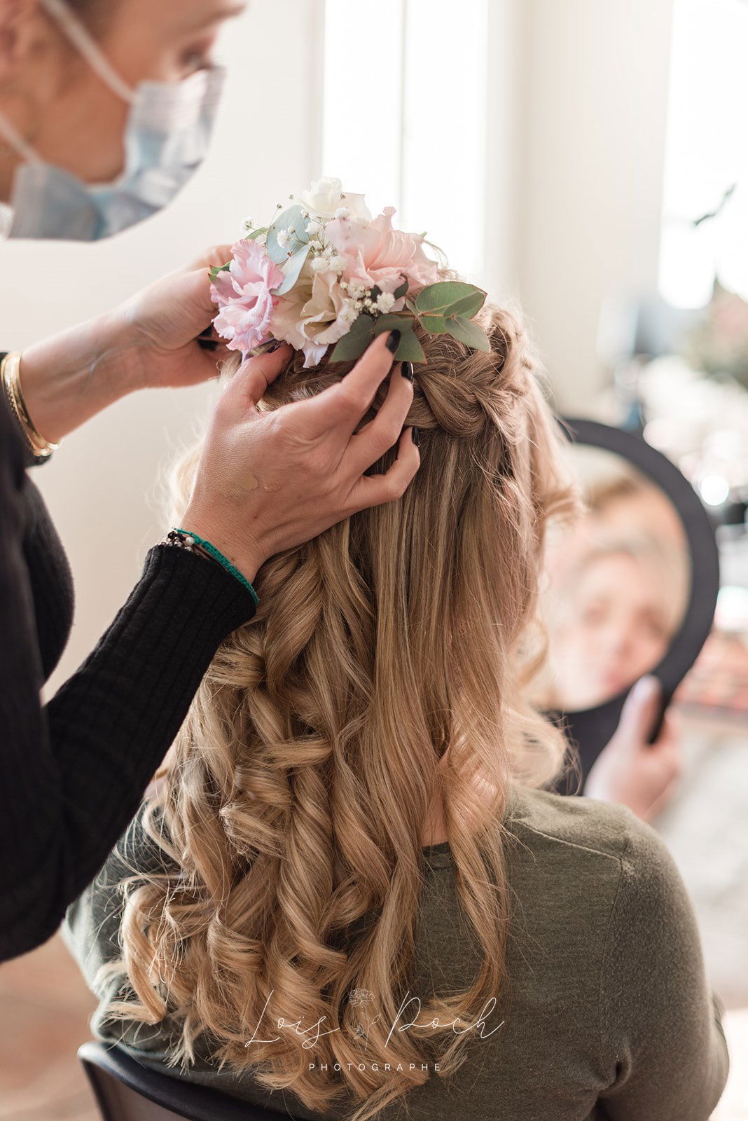 Mariée romantique cheveux long avec pose de fleurs fraîches