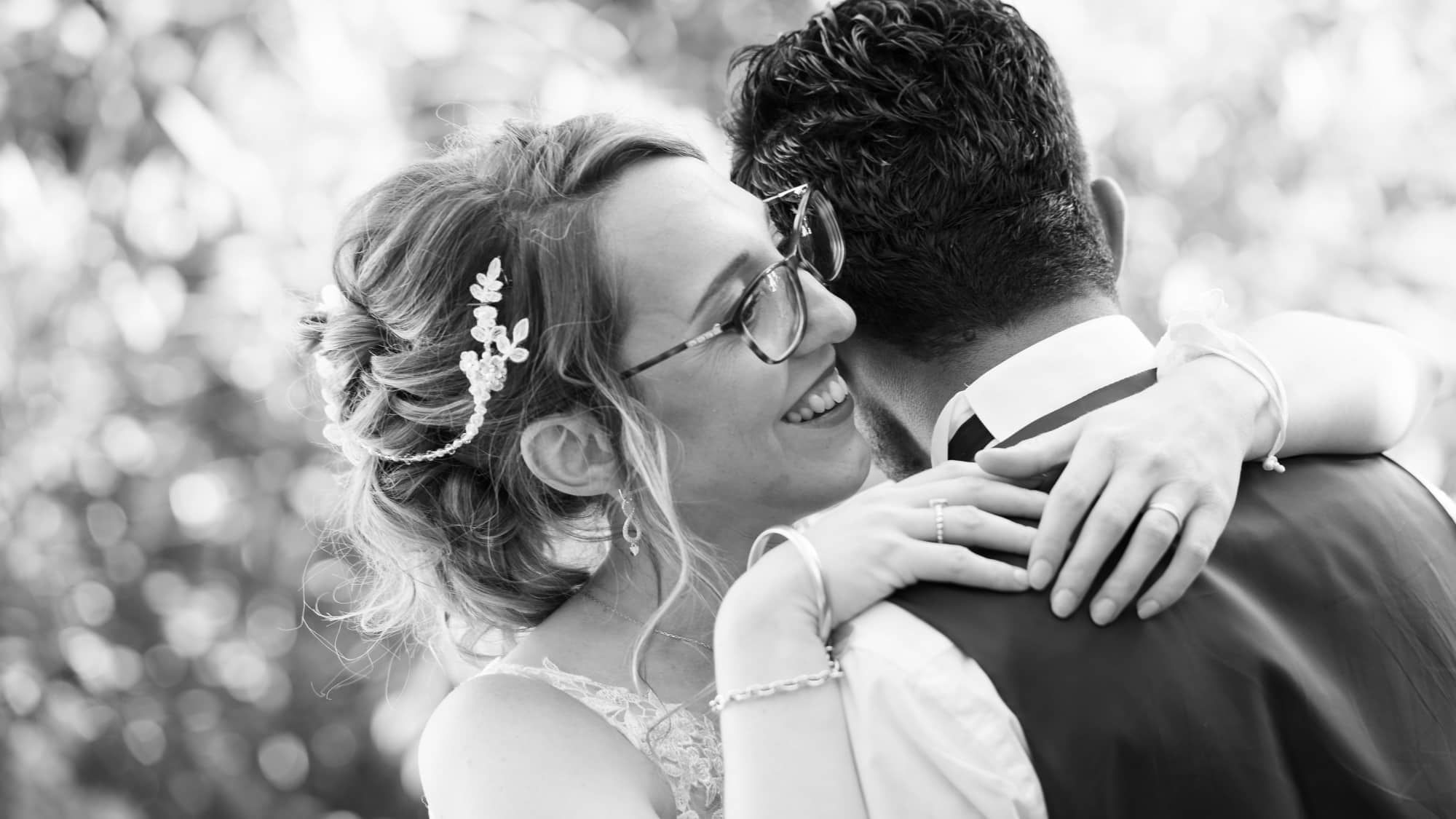 Chignon tressé mariage, orné d'un bijoux pour cheveux.