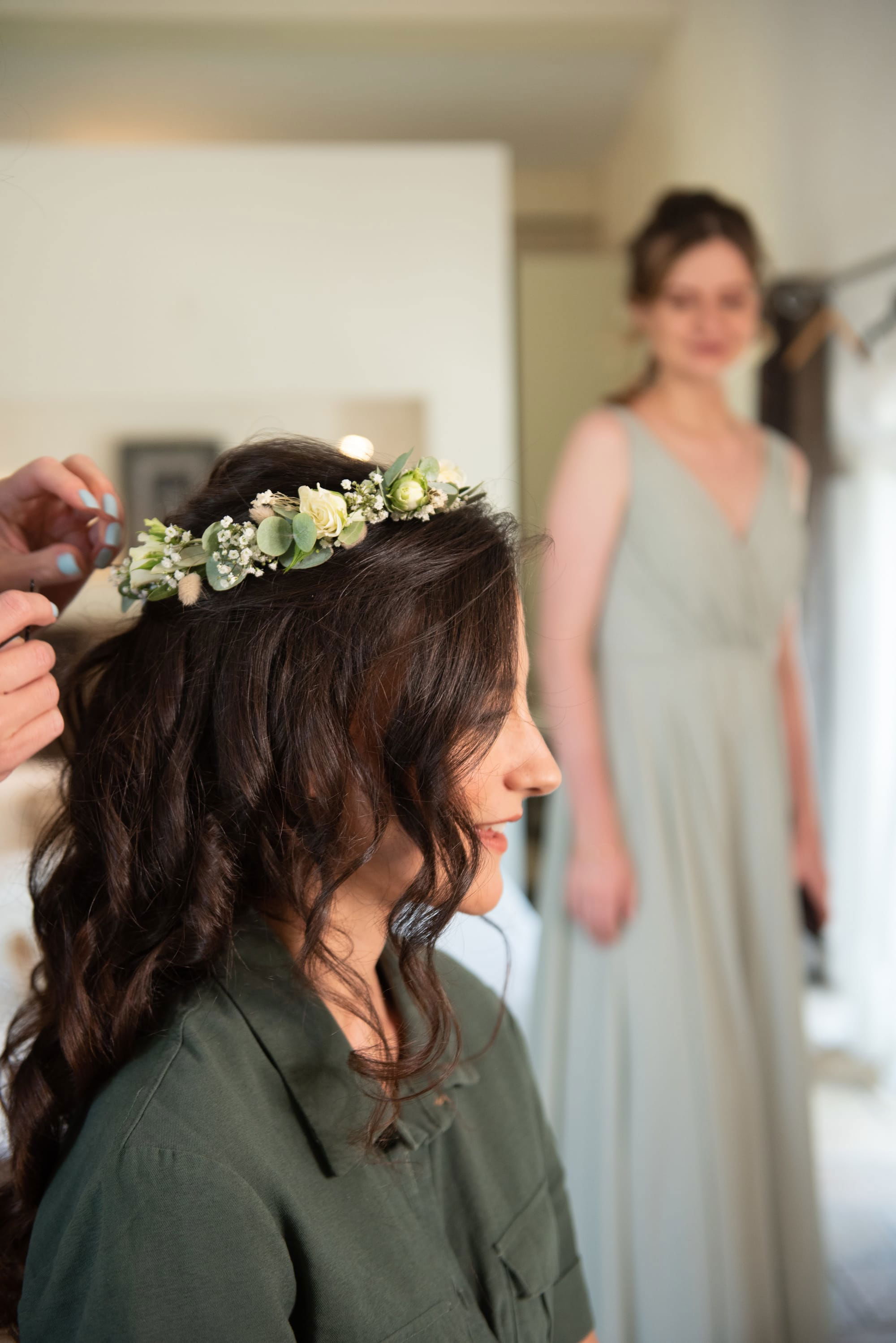 Coiffure mariage cheveux lâche et boucles naturelles avec couronne de fleurs