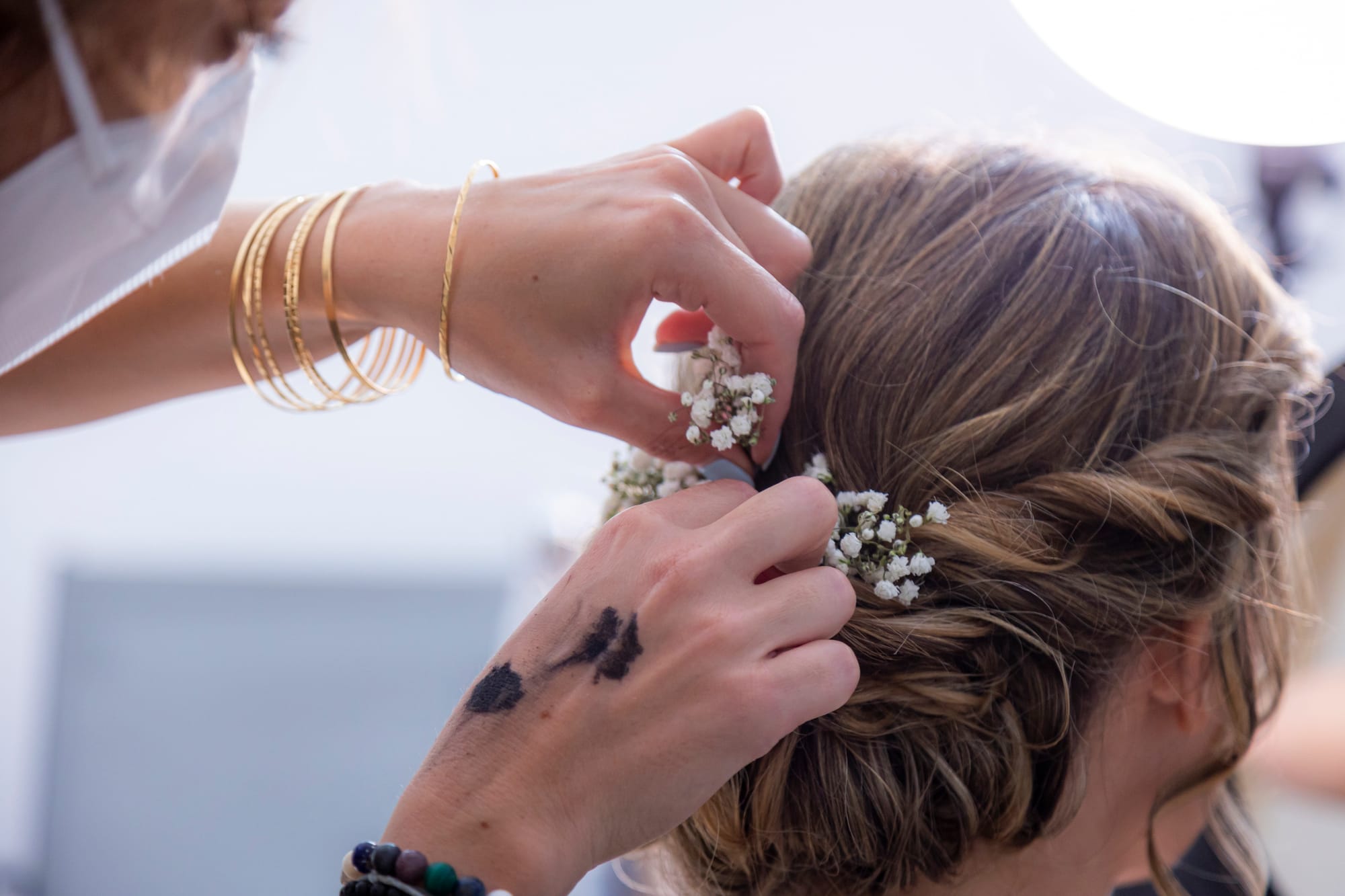 Coiffure mariage romantique avec chignon flou et gypsophile