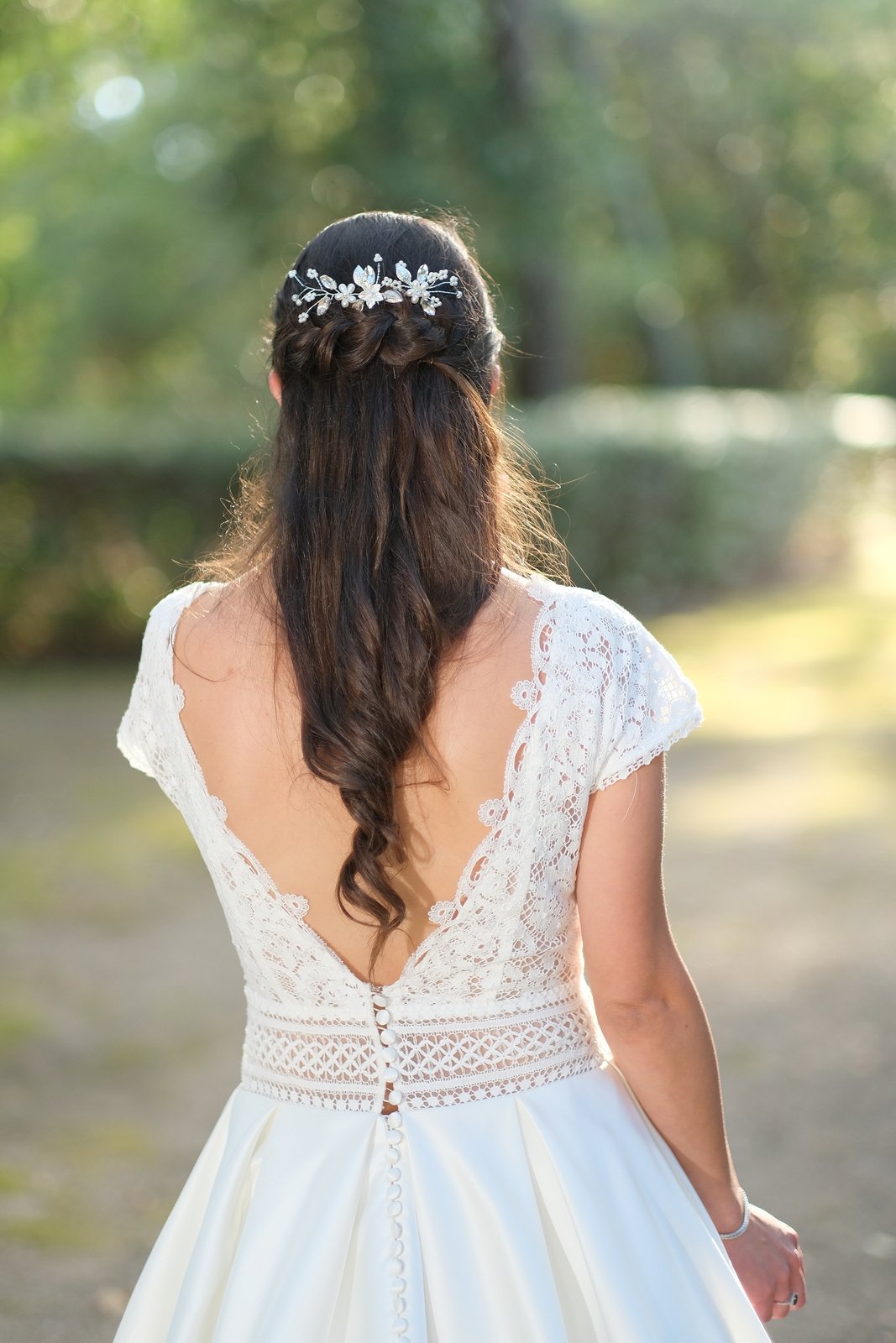Coiffure de mariée cheveux long avec demi-queue et bijoux