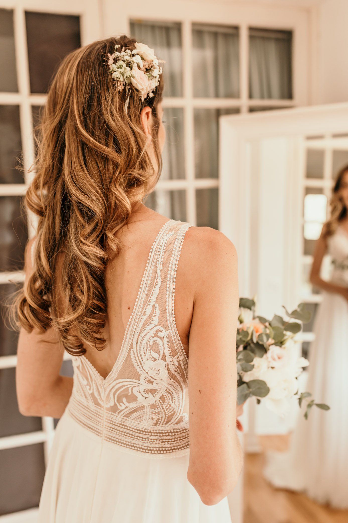 Coiffure mariage sur cheveux long : légèrement wavy et one-shoulder