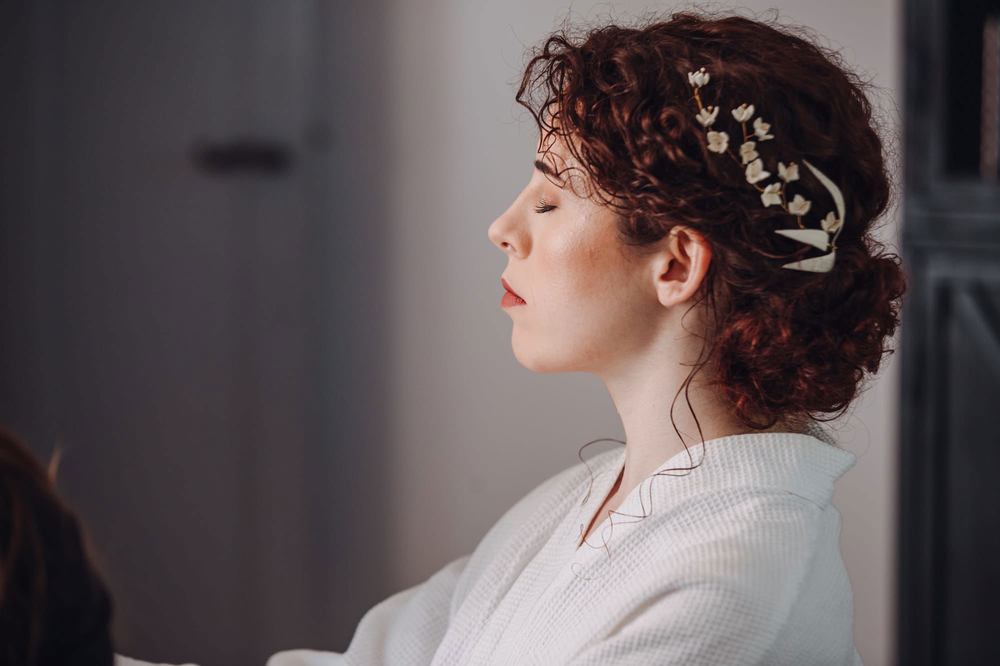 Coiffure mariée sur cheveux bouclés