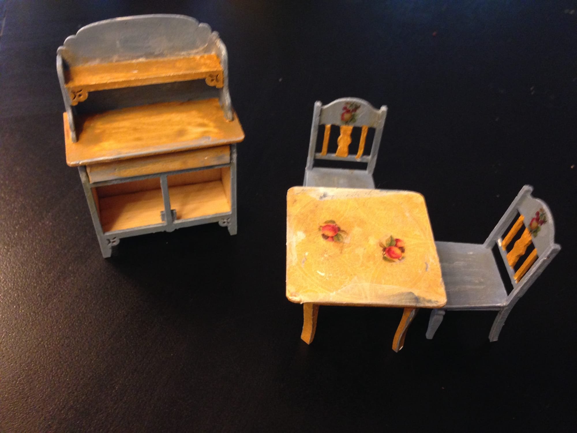 1:24th scale kichen pieces by Shannon May