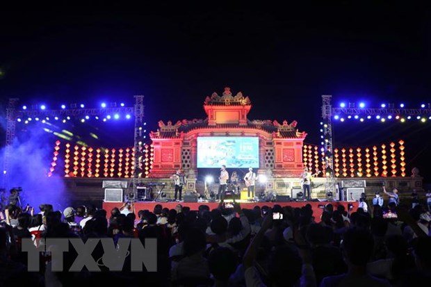 Art troupes blow a new wind to Hue Festival 2022 The performances of domestic and foreign art troupes have "blown" a new and joyful breeze to all the streets of Hue city.